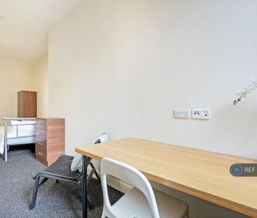 4 bedroom flat to rent - Photo 6