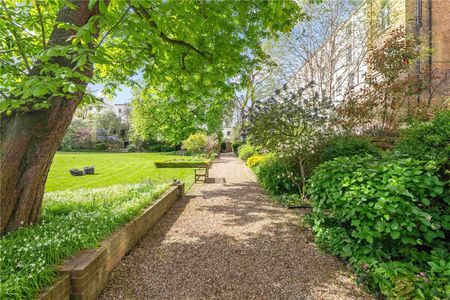 A beautifully presented three bedroom two bathroom duplex apartment with lift and access to superb communal gardens. - Photo 2