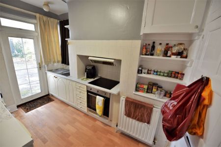 2 bedroom Flat in Sefton Court, Leeds - Photo 2