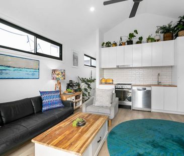 Architecturally designed villa in tranquil surrounds - Photo 4