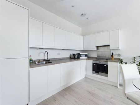 London Road, Staines-upon-Thames, Surrey, TW18 4HF - Photo 2