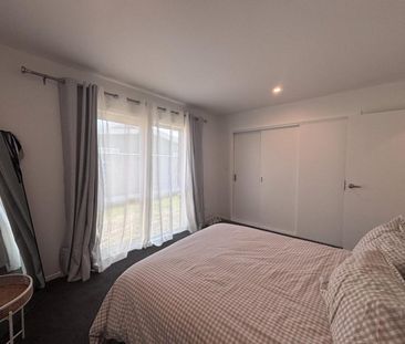 Modern two-bedroom home - Photo 3