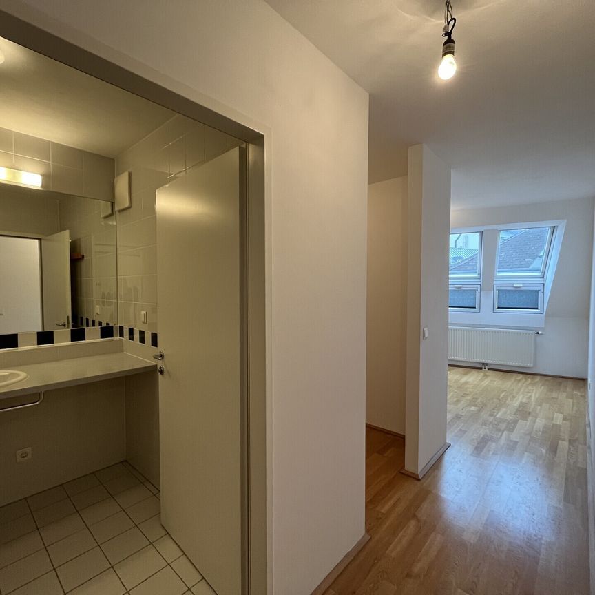 2 Zimmer Dachgeschoßwohnung in bester Lage - 1050 Wien! - Photo 1