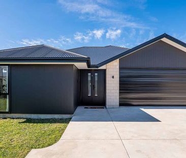 Modern 5-Bed, 2-Lounge Home on Large Section - Photo 2