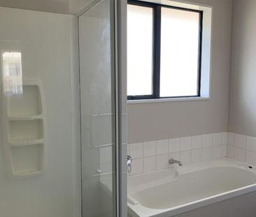 Lovely Modern 3 Bedroom Home - Photo 4