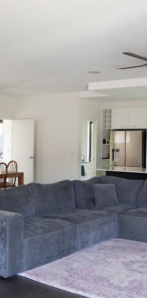 Executive Luxury Residence with Pool, Air Conditioning & Caravan Parking - Photo 1
