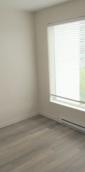 $2,350 / 1br – 710ft2 – This urban style oversized 1 Bed & Den Centrally located (QL45) - Photo 2