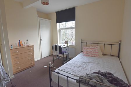 2 Bedroom Mid Terraced House - Photo 3