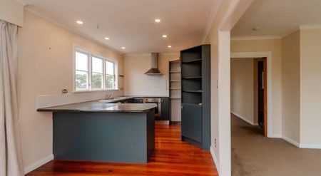 Sunny and spacious in Newlands - Photo 4