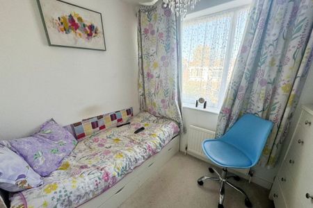 Lyndhurst Close - Photo 2