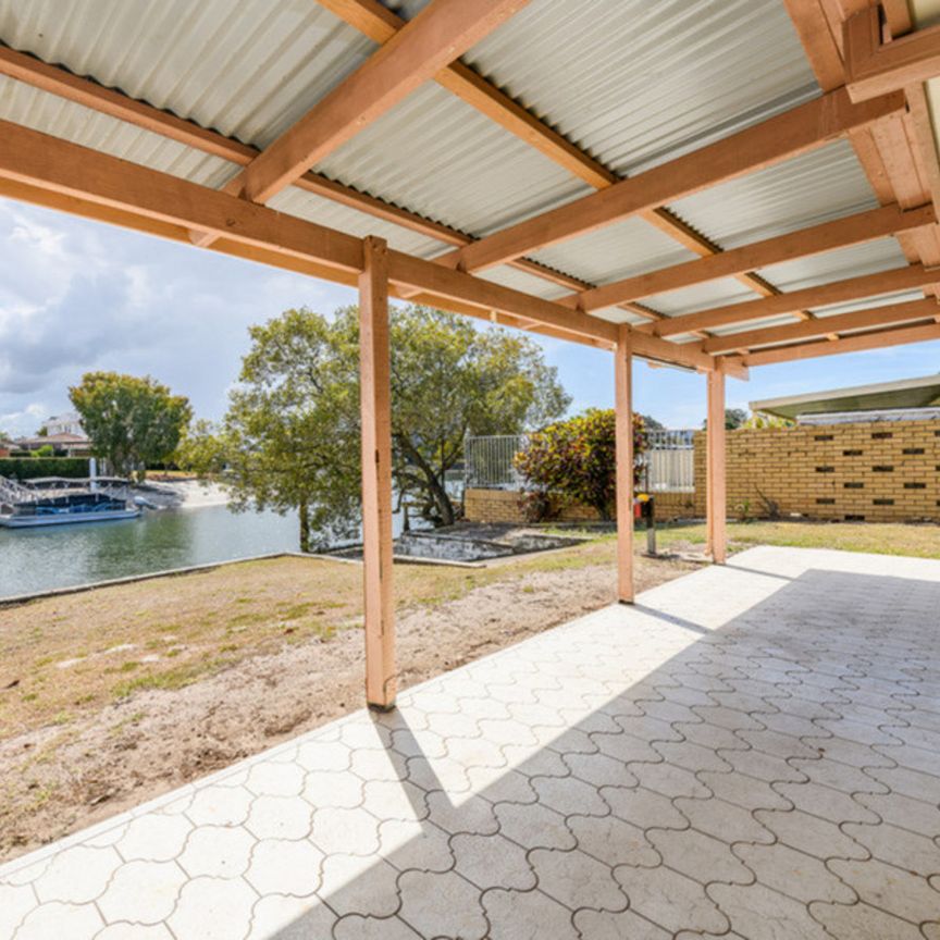 27 Vaggelas Crescent, Biggera Waters - Photo 1