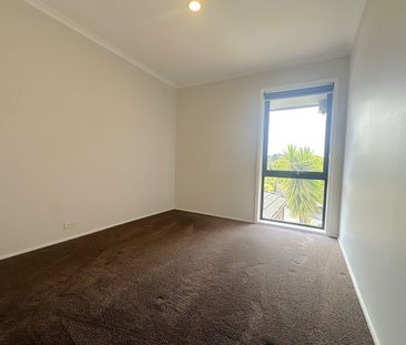 Spacious Family Home with Pool in Prime Doncaster Location - Photo 5