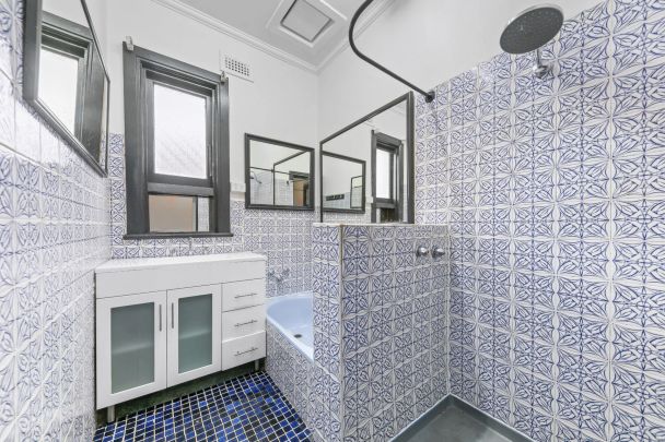 Classic two bedroom house with courtyard! - Photo 1