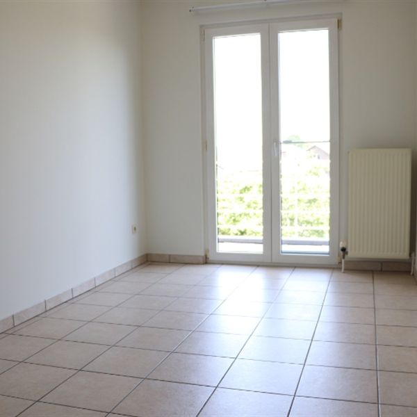 Zéér verzorgd & instapklaar appartement op 2deV met 2 SLK, terras & 2 ondergrondse autostaanplaatsen - Photo 1