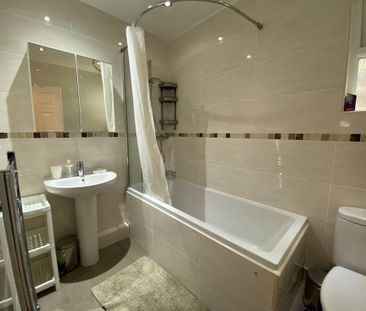 4 bedroom detached bungalow to rent - Photo 2