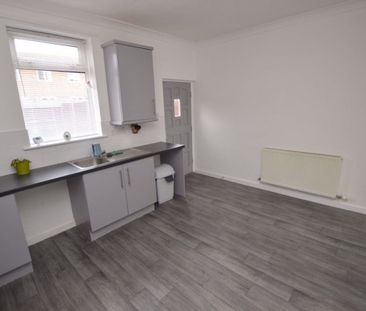 3 Bedroom Terraced House - Photo 2