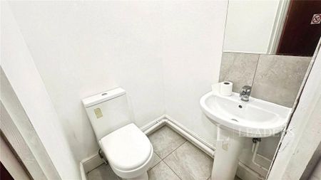 1 bedroom in a house share to rent - Photo 5