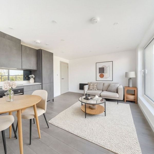 Rosemount Avenue, West Byfleet - 2 bedrooms Property for lettings - Seymours - Photo 1