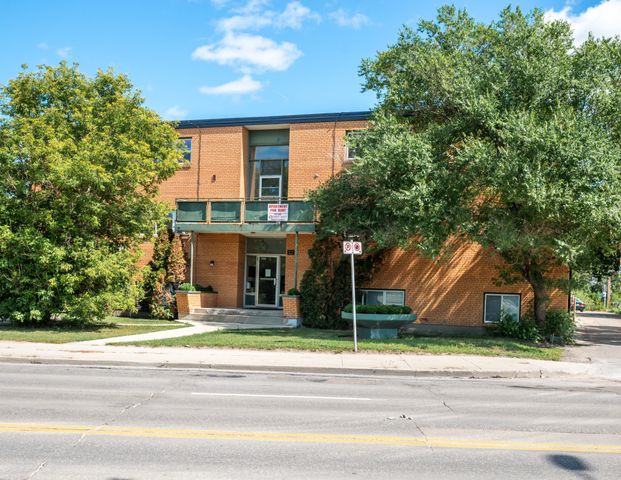 Tropicana Apartments - Photo 1