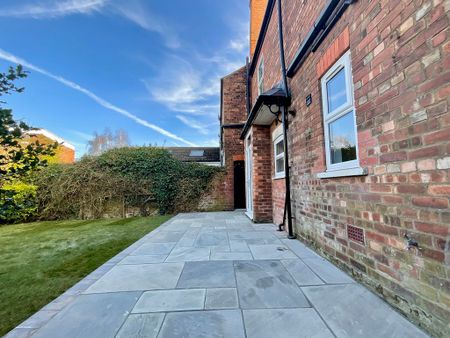 4 bedroom Mid Terraced House to let - Photo 2