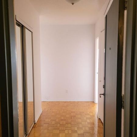 Grand 4 1/2 chauffé, eau chaude, électros - Photo 3