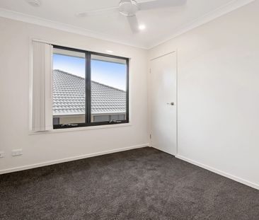 Stylish 2 Level, 4 Bedroom Stand Alone Townhouse - Close to Everyth... - Photo 6