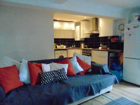 3 bedroom ground floor flat to rent - Photo 3