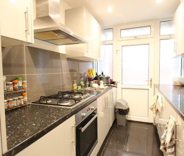 4 bedroom semi-detached house to rent - Photo 2