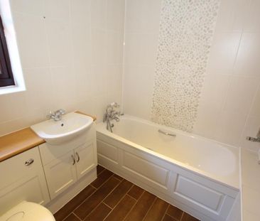 Pembroke Road, Woking - 5 bedrooms Property for lettings - Seymours - Photo 6