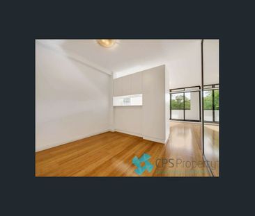 STYLISHLY UPDATED TOP FLOOR PARTITION STUDIO IN TREE-LINED STREET - Photo 1