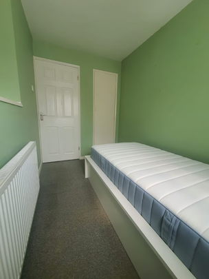 1 bedroom in a house share to rent - Photo 1