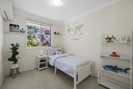 Generously sized family home enjoys level yard and views - Photo 5