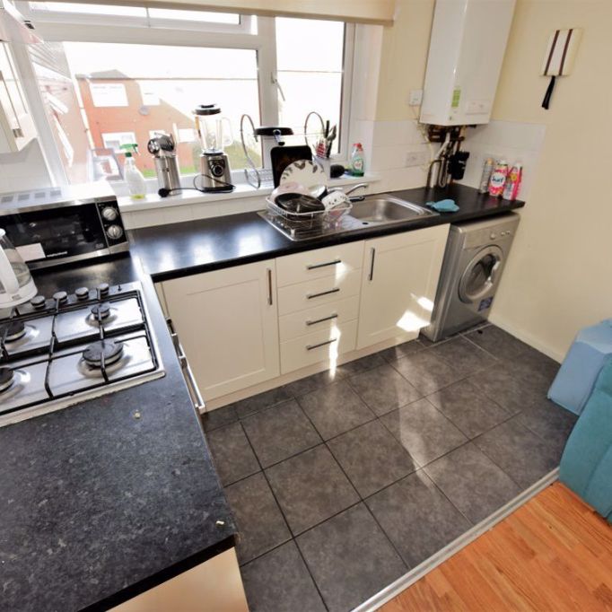 2 bedroom House in Westfield Road, Leeds - Photo 1