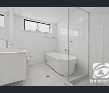 Modern Luxury Townhouse in Oran Park! - Photo 2