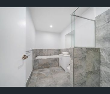 Brand new home, very low maintenance with an elevated outlook - Photo 5