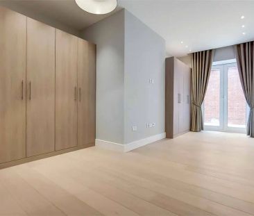 3 bedroom flat in Hampstead - Photo 1