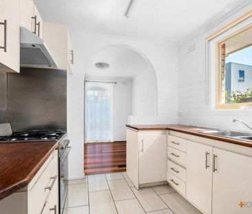 HIGHLY SOUGHT AFTER LOCATION | MINUTES FROM BEACH | SPACIOUS LIVING - Photo 3