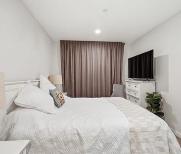 Modern Riverside Living – Stylish Apartment in East Perth - Photo 4