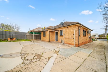 Spacious Family Home Close to Bus stop - Photo 3
