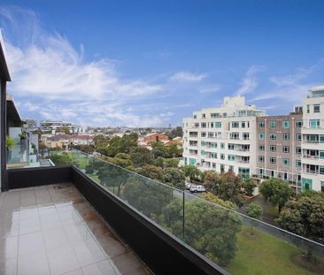 Stylish Top-Floor Apartment with Expansive Views & Resort-Style Facilities - Photo 5