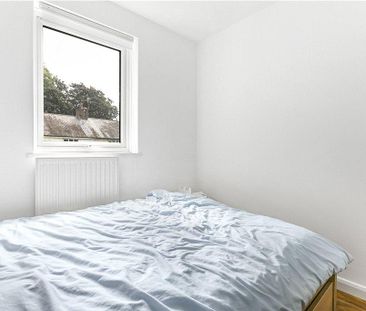 3 bedroom end of terrace house to rent - Photo 2