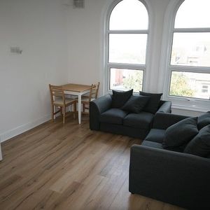 Flat 5, 27 Richmond Road, Headingley, Leeds - Photo 2