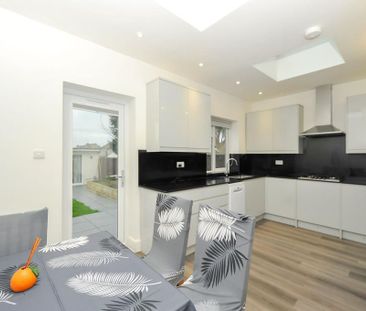 2 bedroom end of terrace house to rent - Photo 3