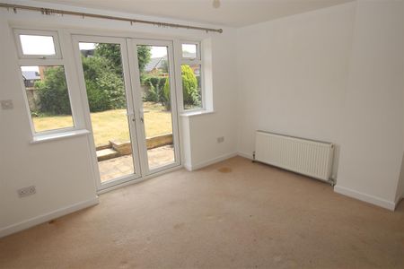 3 bedroom Semi-Detached House to let - Photo 5