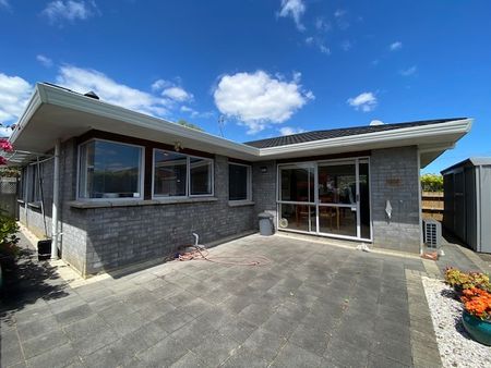 Located at Pakuranga 3 bedrooms - Photo 2