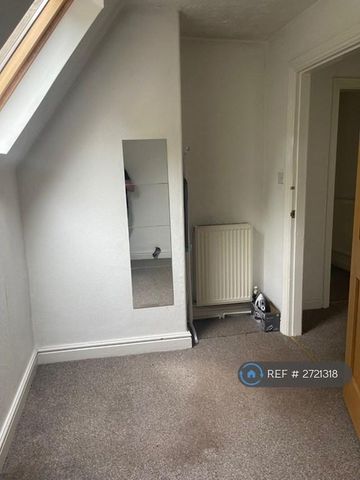 3 bedroom flat to rent - Photo 4