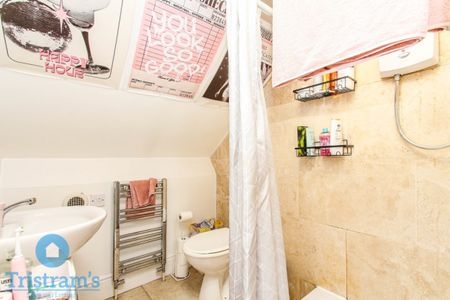 References Pending - 5 bed Detached House - Photo 2