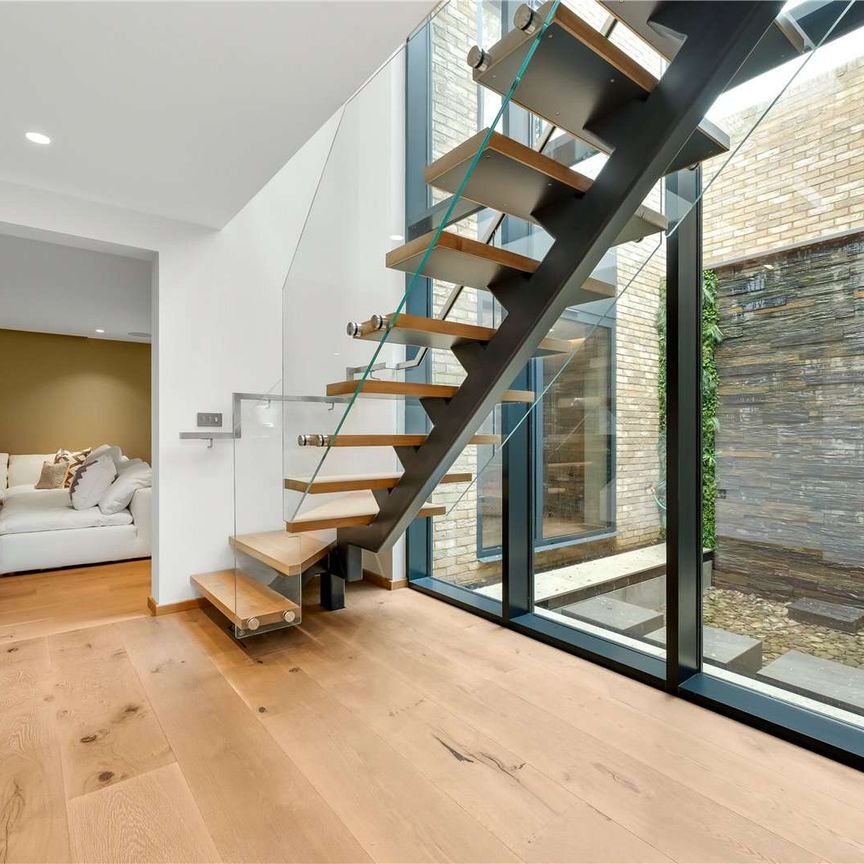Stylish newly built detached property located 0.4 miles from Surbiton Station. - Photo 1