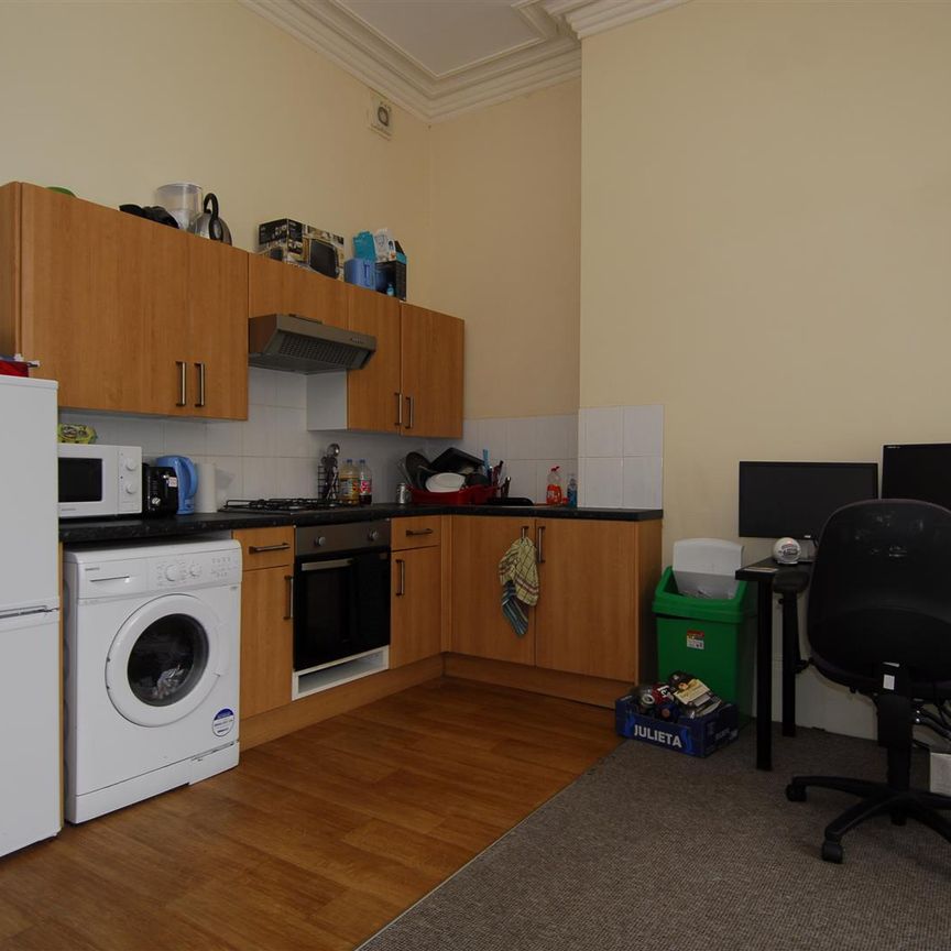 Woodland Tce Flat 1, Plymouth - Photo 1