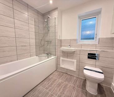 A stylish newly built three bedroom house in Springstead Village. - Photo 6